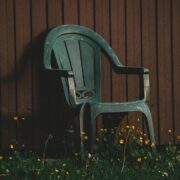verwitterte kunststoff-gartenmöbel auffrischen