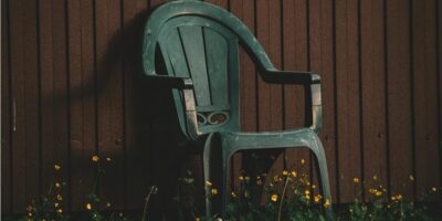 verwitterte kunststoff-gartenmöbel auffrischen