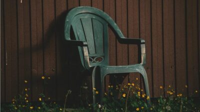 verwitterte kunststoff-gartenmöbel auffrischen