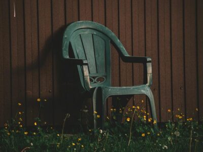 verwitterte kunststoff-gartenmöbel auffrischen