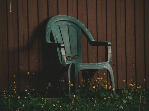 verwitterte kunststoff-gartenmöbel auffrischen