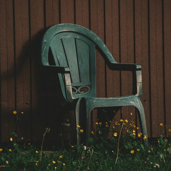 verwitterte kunststoff-gartenmöbel auffrischen
