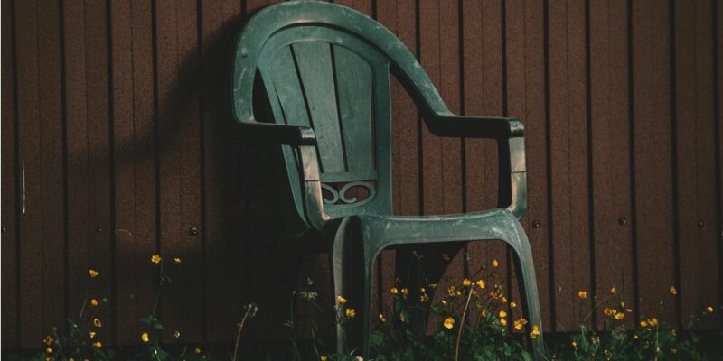 verwitterte kunststoff-gartenmöbel auffrischen