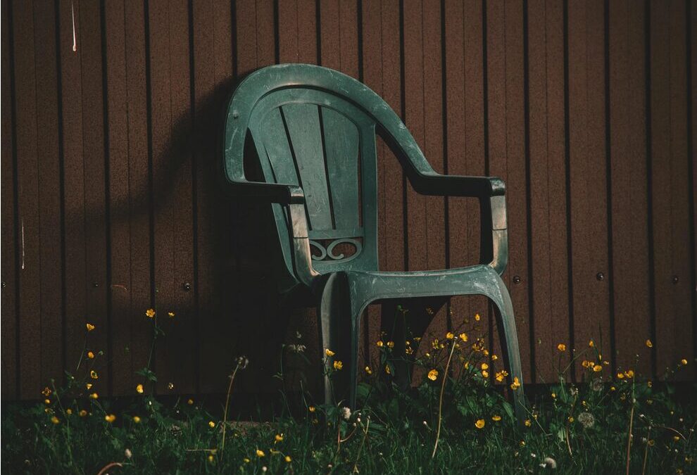 verwitterte kunststoff-gartenmöbel auffrischen